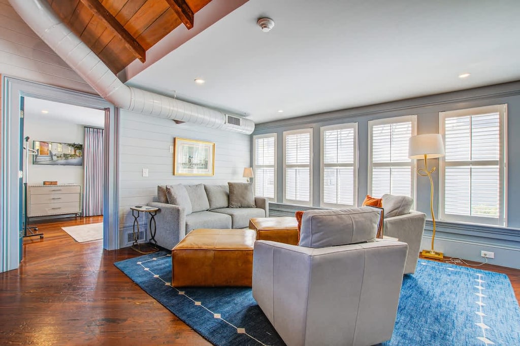 Spacious living room with seating for your entire group
