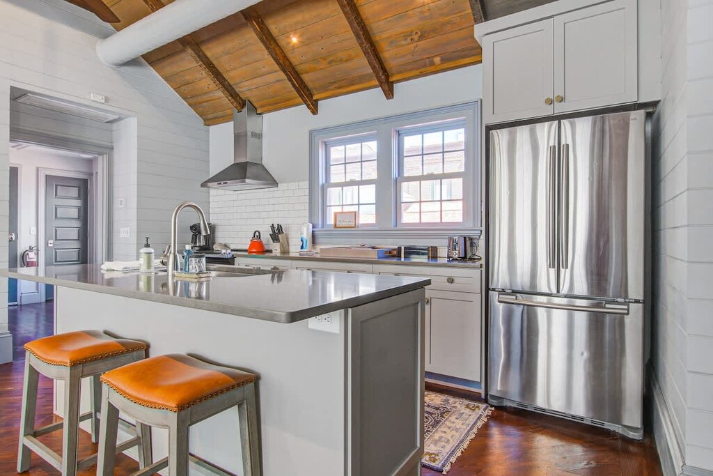 Fully equipped kitchen with everything you need to cook a meal + seating for two on the island