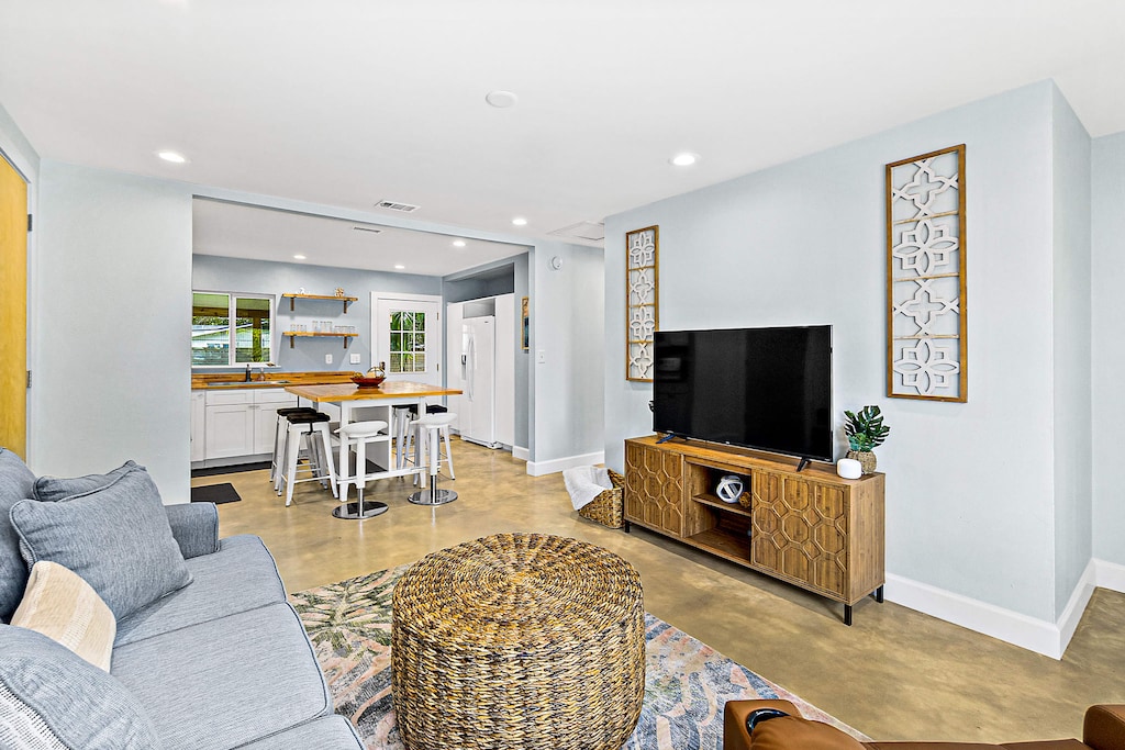 Stream all your favorites with access to streaming apps on the smart TV