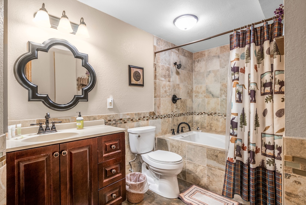 Guest bathroom, Shower/Tub combo