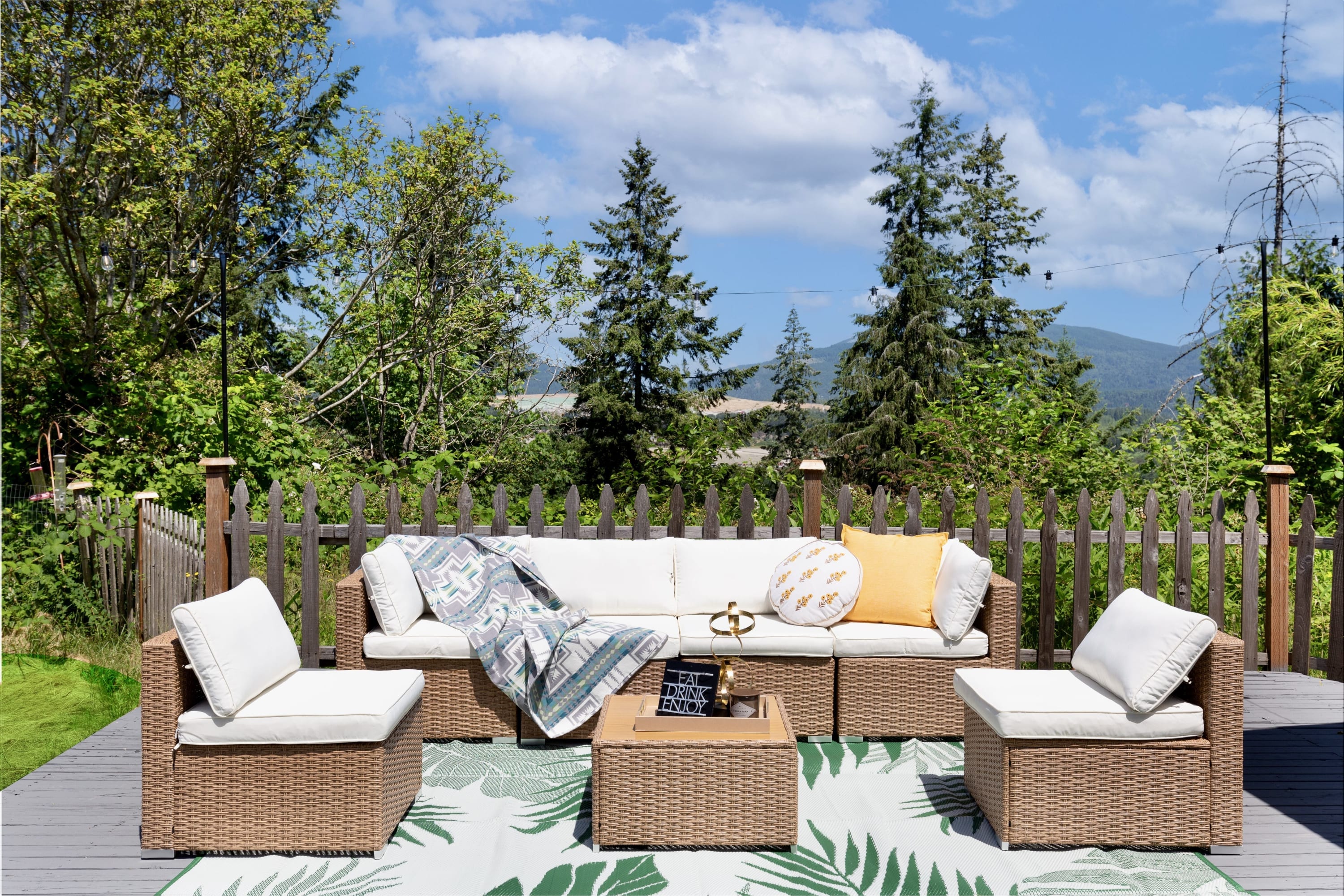 Enjoy the outdoor with privacy and mountain views!