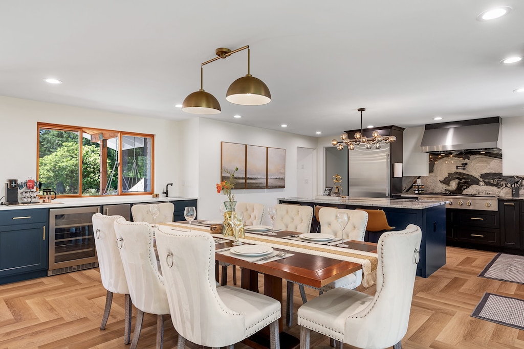 Invite all of your friends coming here to enjoy a meal together