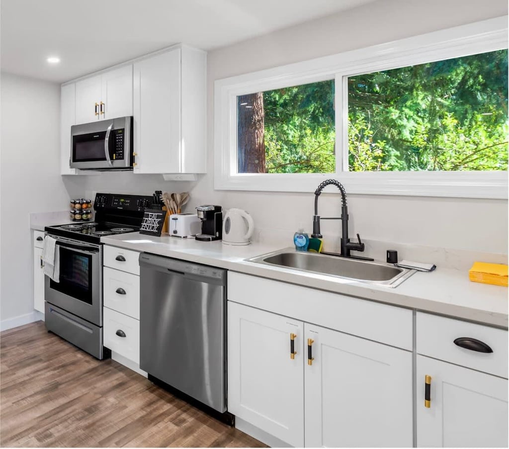 Everything is the kitchen is new! It's well equipped.