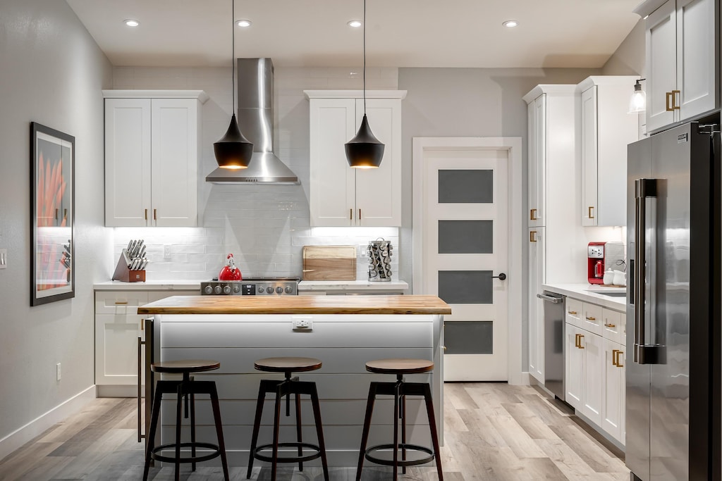 Plenty of light sources to see what you're preparing.