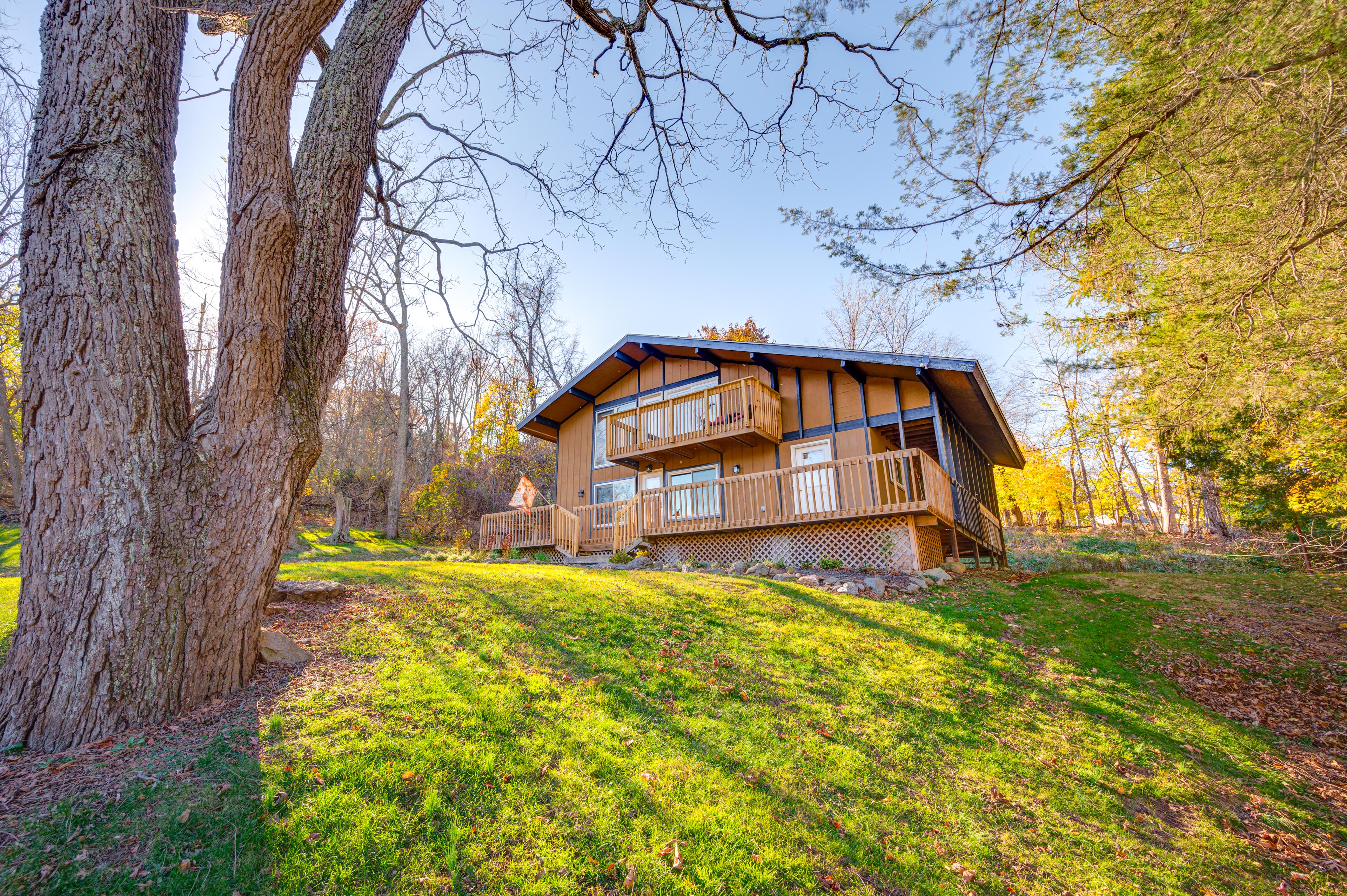 Walk to Liberty Mountain: Lake-View Ski Retreat!