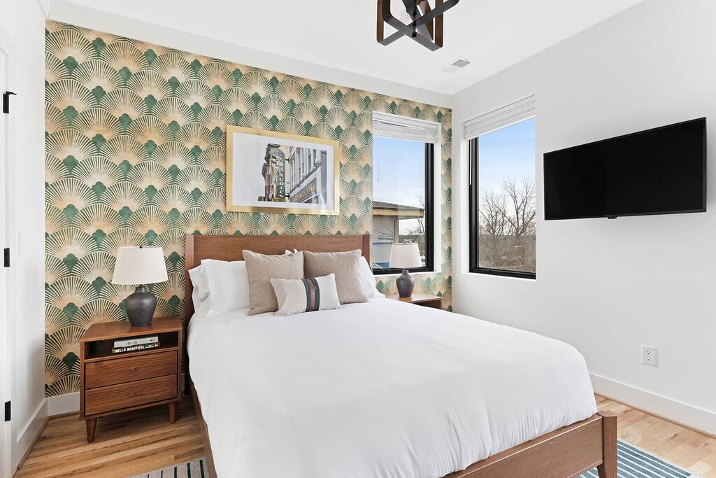 Chic and Relaxing Bedroom with a Minimalist Aesthetic
