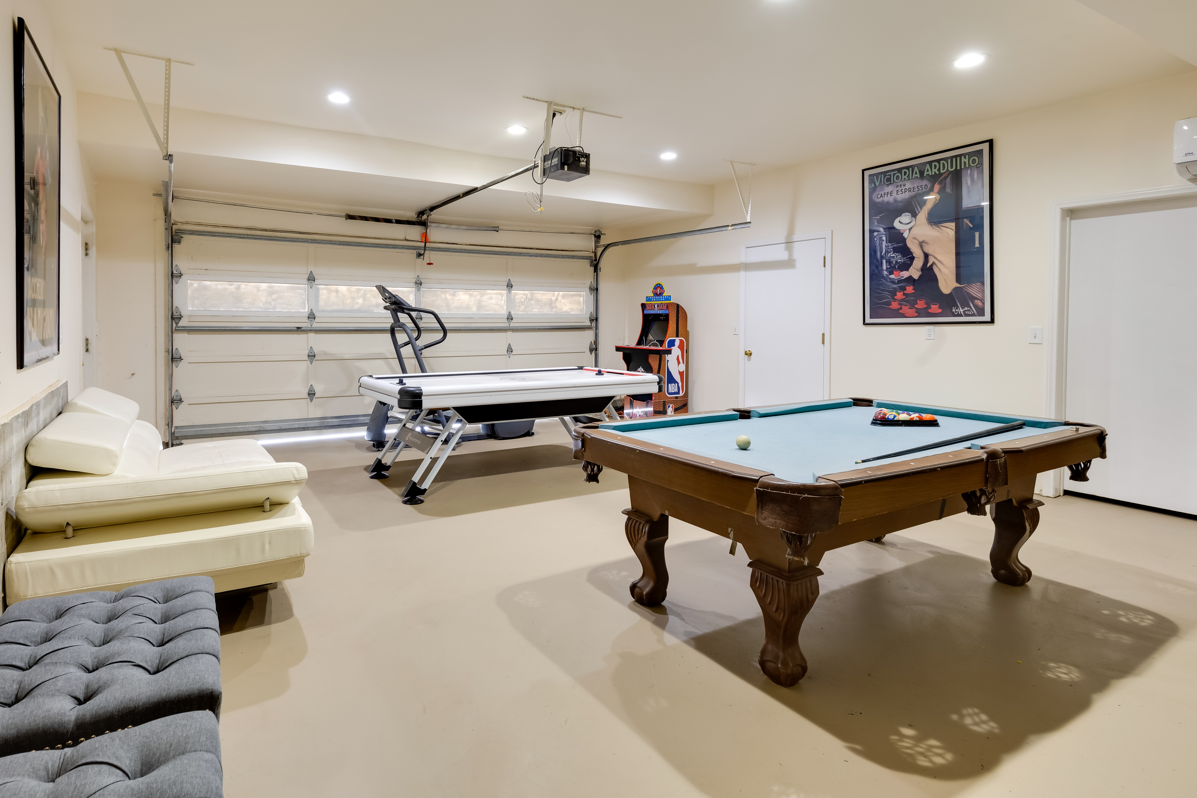 Game Room & Deck: Modern Frazier Park Home!