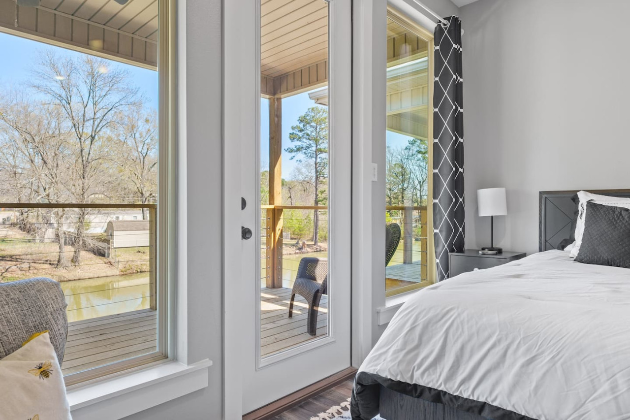 Property Image 1 - Peaceful Lakefront Living, Lake Hamilton Retreat