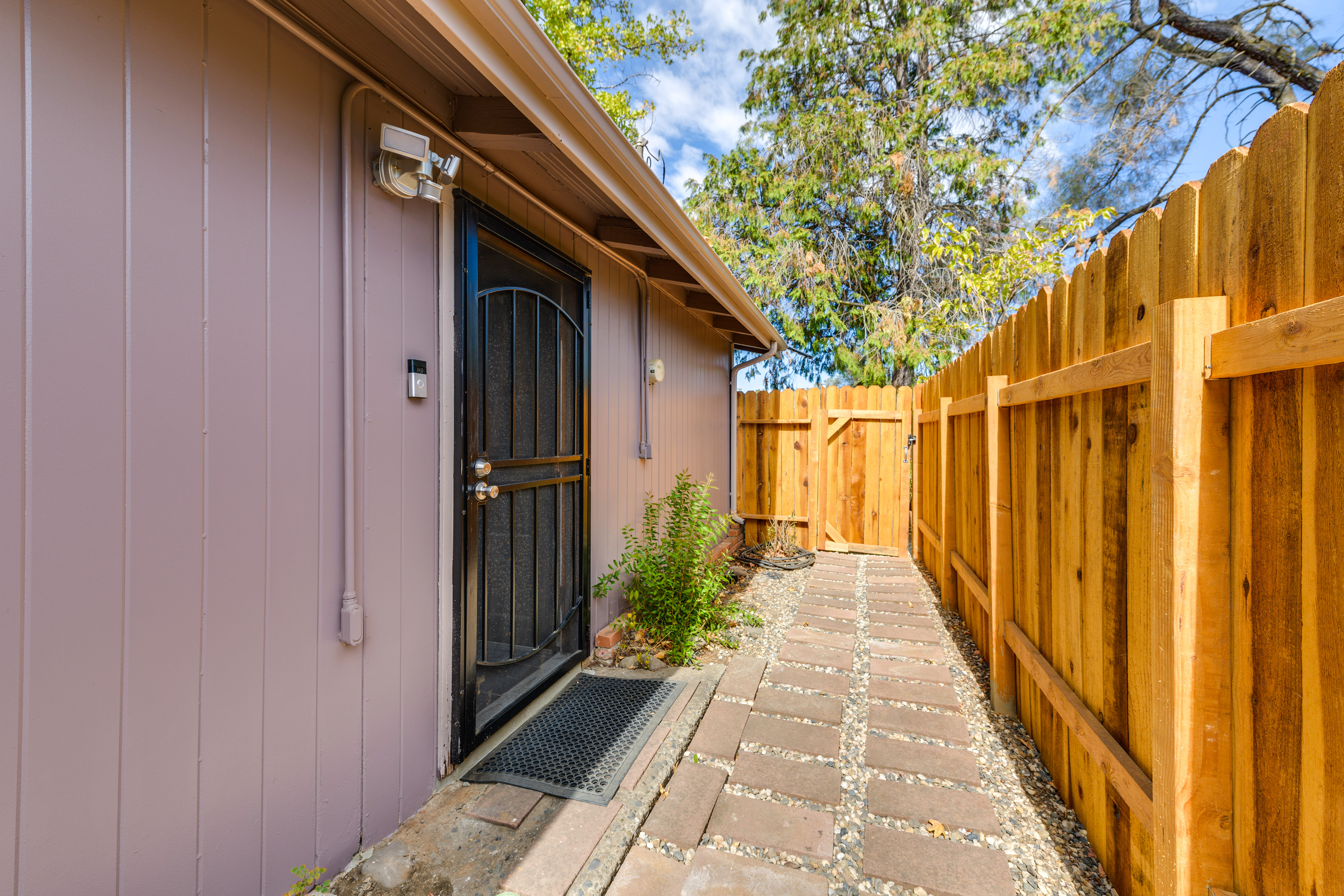 < 1 Mi to Water: Cozy Clearlake Cabin