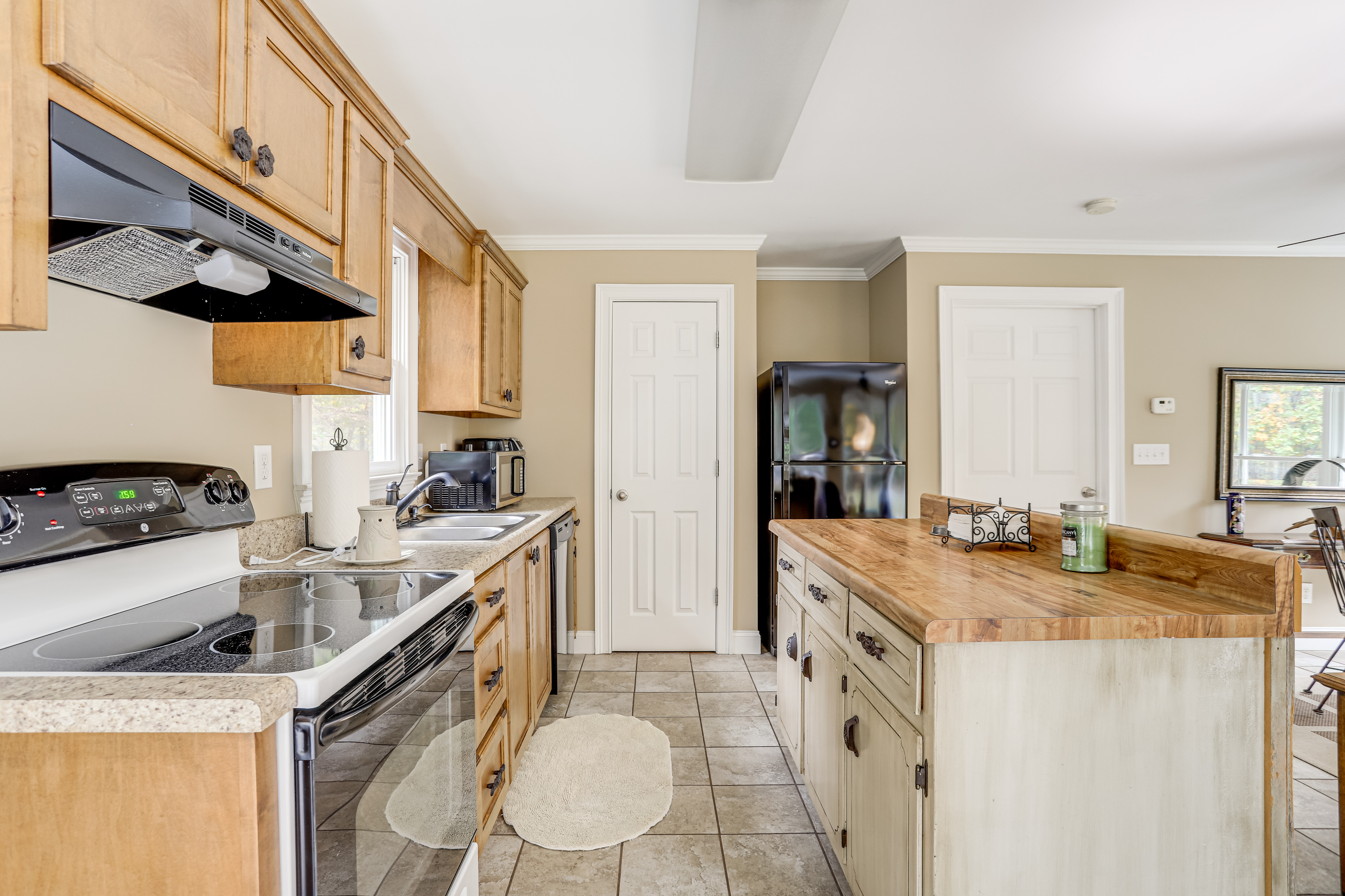 8 Mi to Lake Lanier: Guest House in Buford!