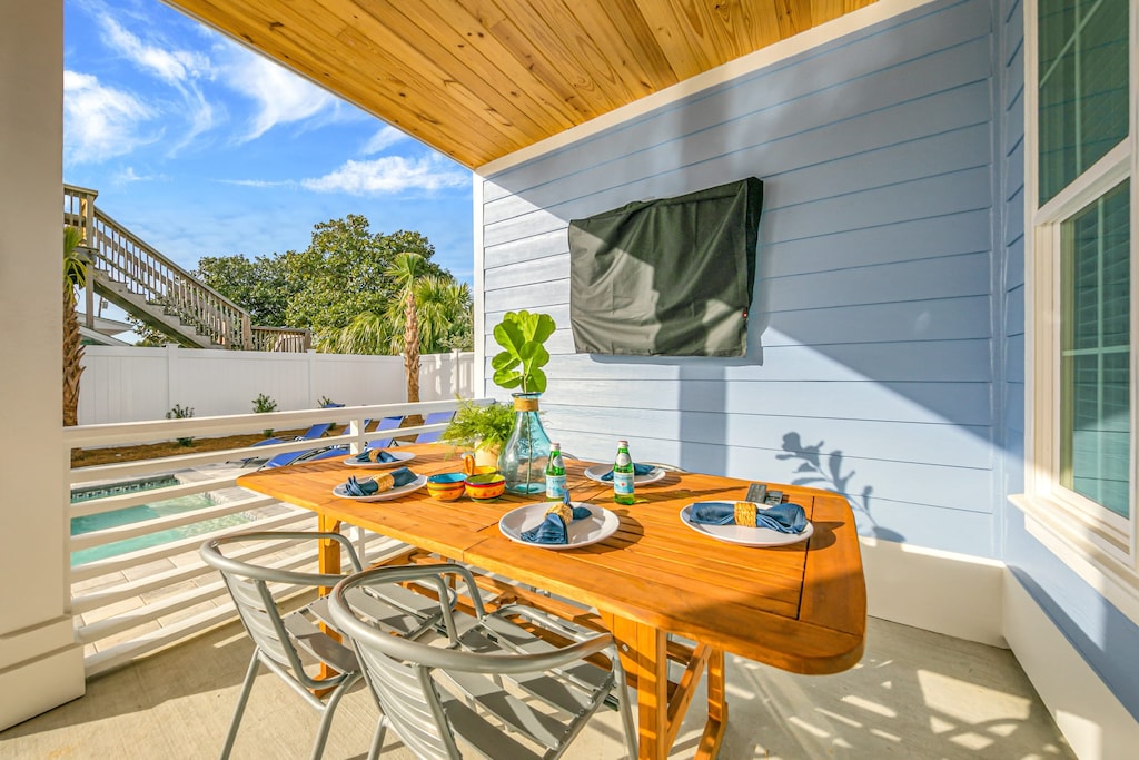 Al fresco dining surrounded by sea air.