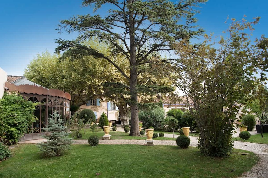 Garden, Facade/entrance