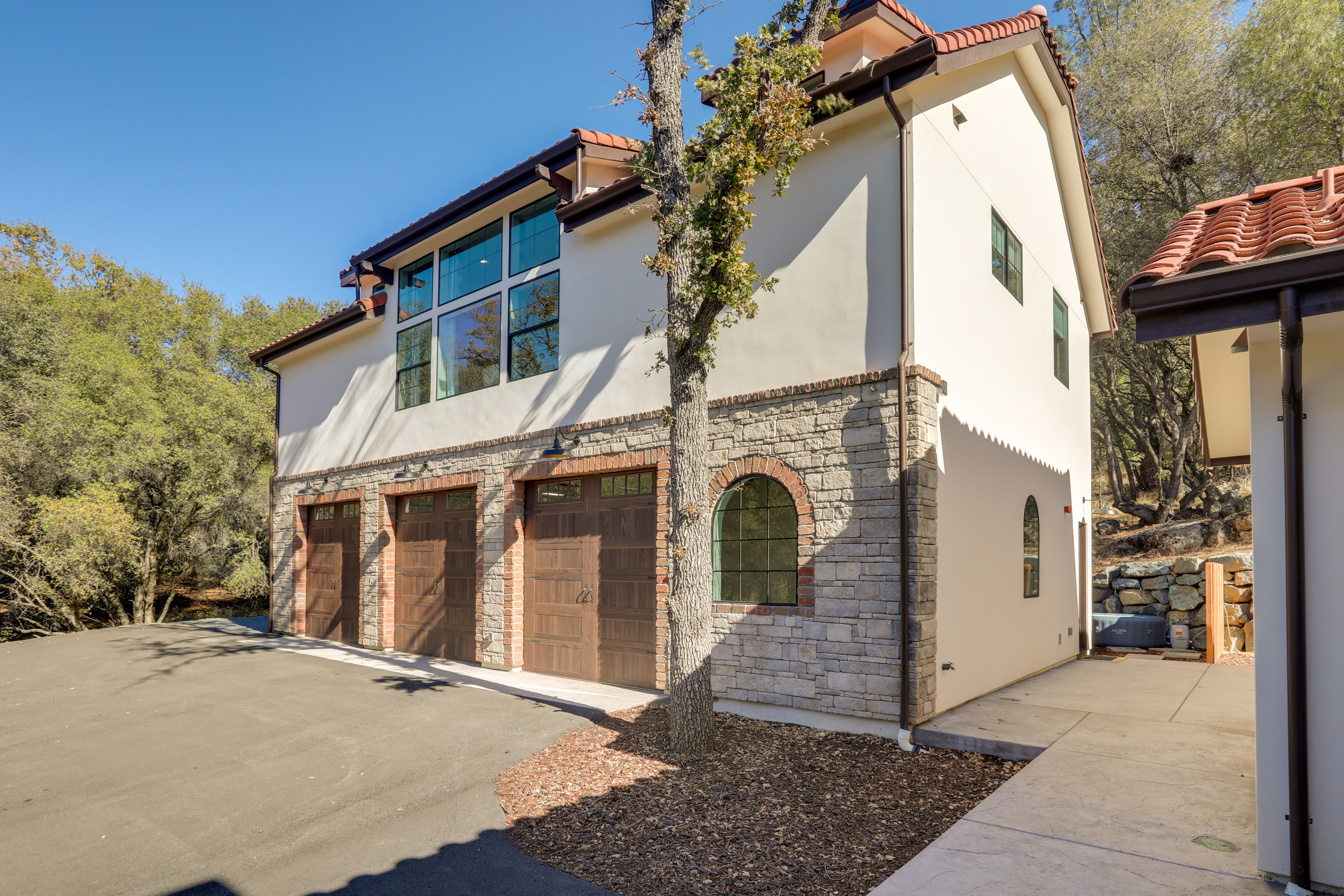 Golf Course Across Street: Modern Auburn Apartment