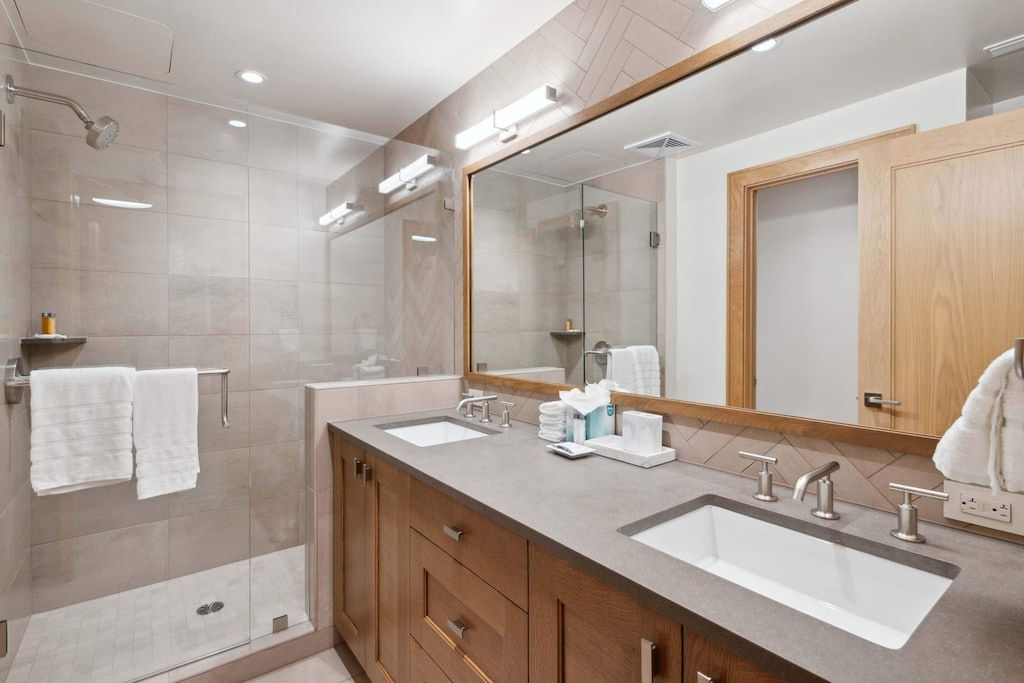 riverfrontlodge-201-9897_54103880609_o