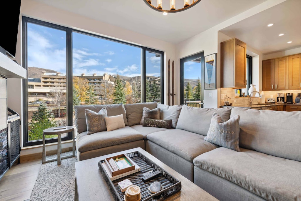 riverfrontlodge-201-9827_54103538811_o