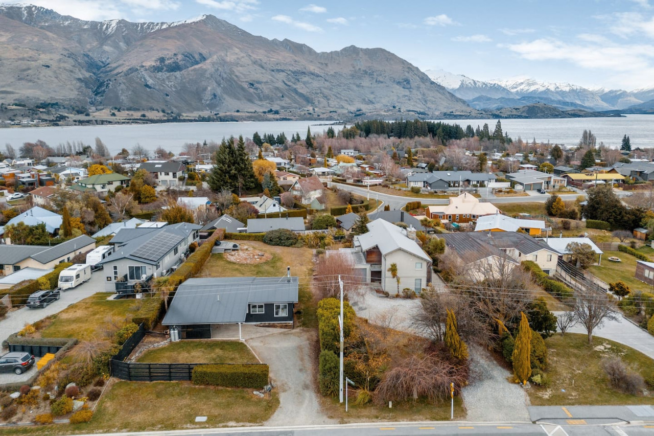 Home with Alpine Views Wanaka