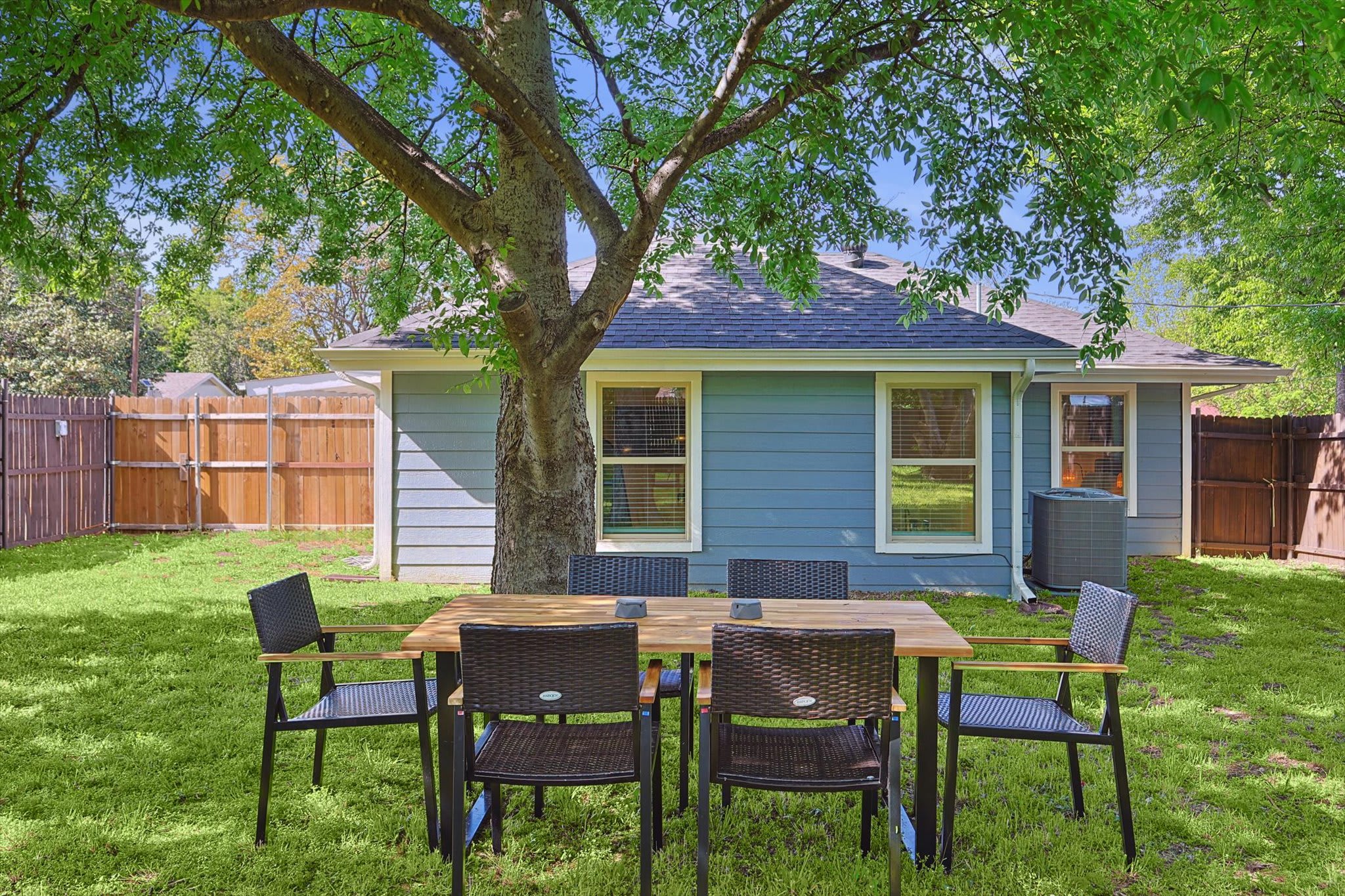 Grab a seat at this outdoor dinner table and enjoy a loving al fresco dining experience from the privacy of your backyard!