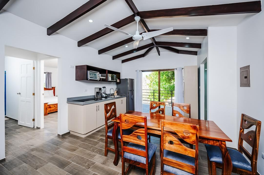 Kitchenette and Dining Table 