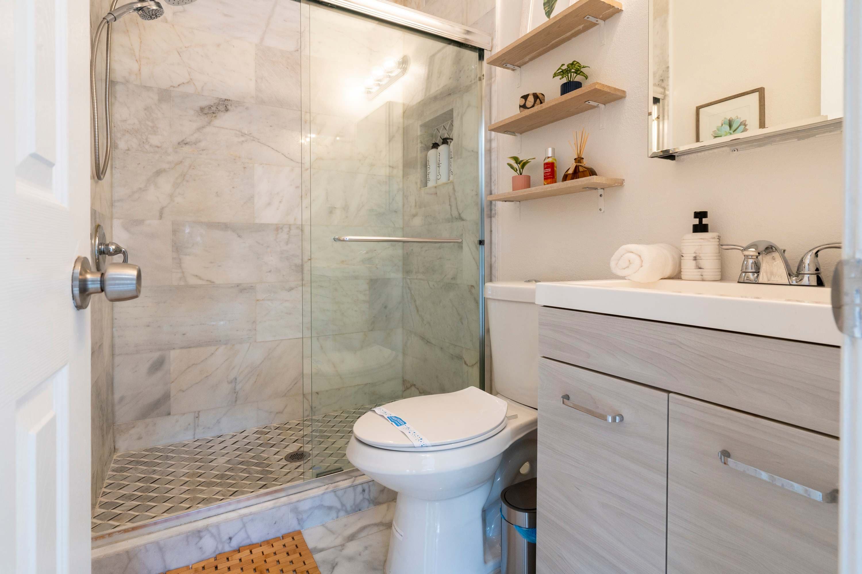 Charming ArtHaus - With Yard Near Design District