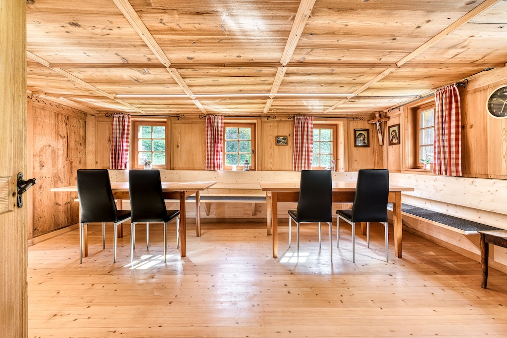 Dining room at the Lutzklang mountain lodge in Raggal in the Großen Walsertal. 