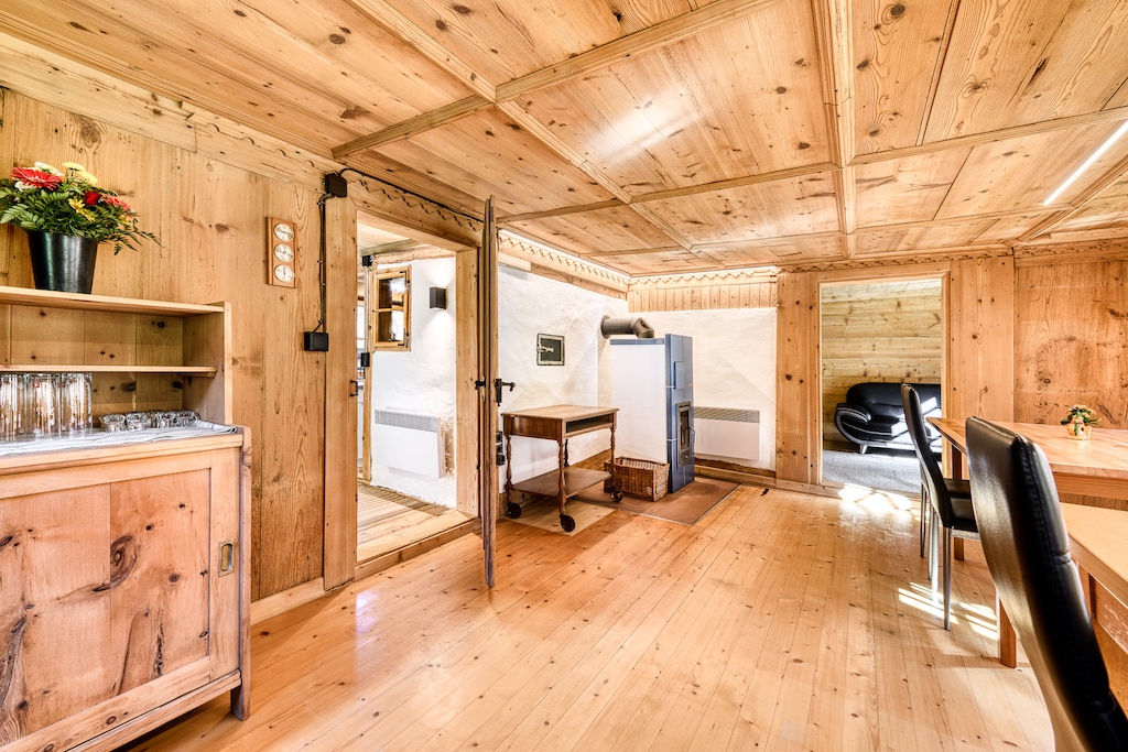 Dining room with fireplace at the Lutzklang mountain lodge in Raggal in the Großen Walsertal. 