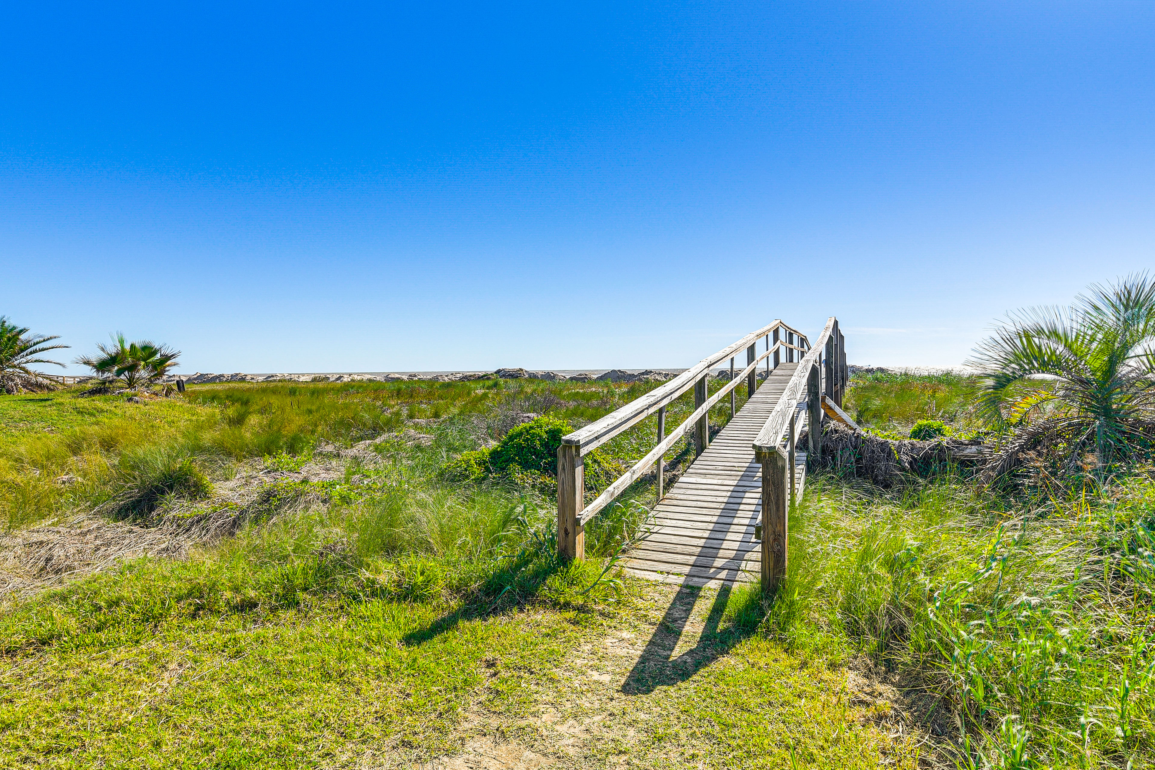 Modern Coastal Farmhouse: Walk to Surfside Beach!