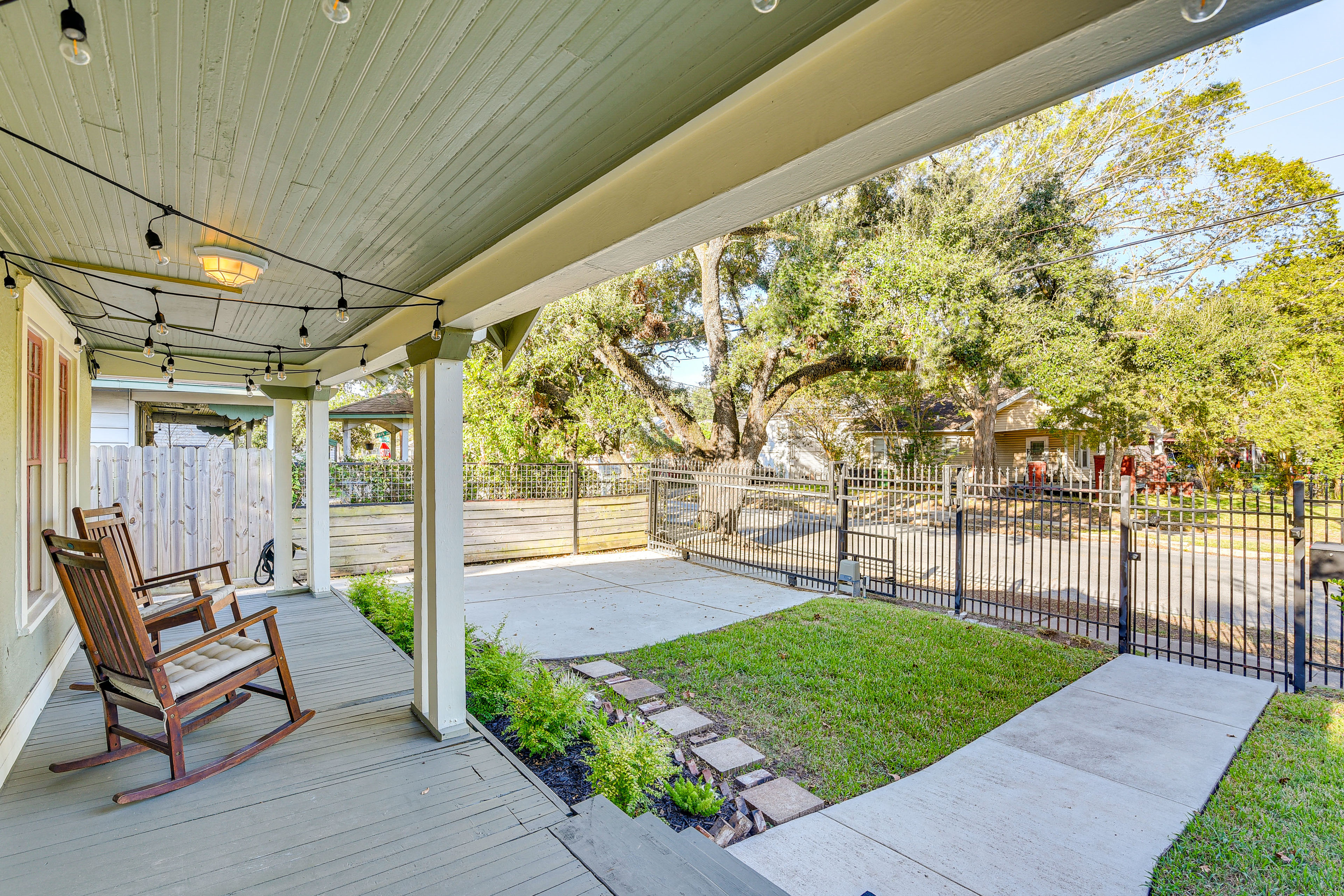 3 Mi to Dtwn: Dog-Friendly Home in Houston!