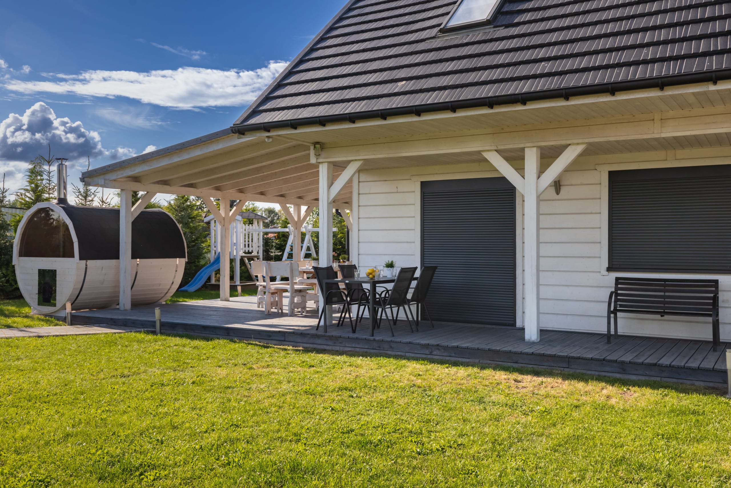 Wooden, lovely terrace house. The house has a large garden where you can find a sauna.