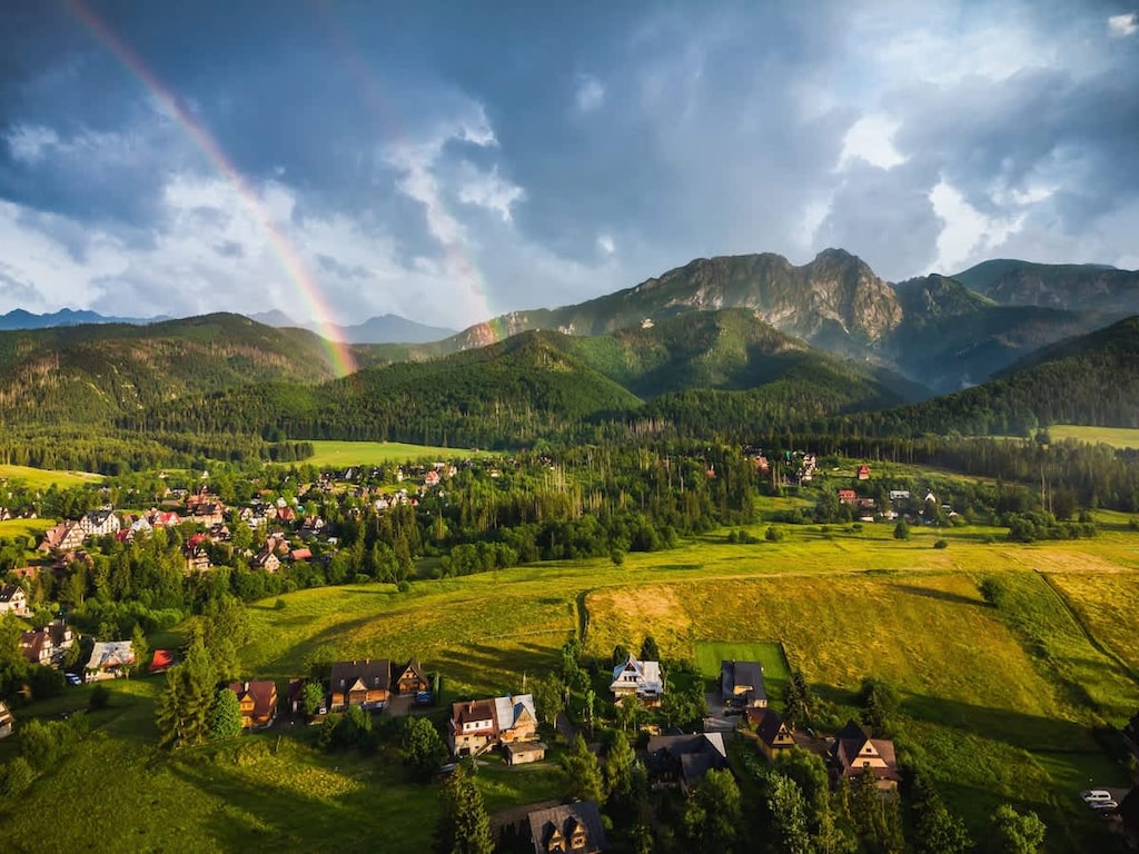 Beautiful mountain setting surrounding the house.