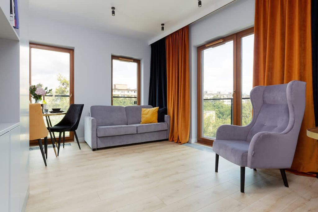 Spacious living room with a double sofa bed, TV, kitchenette and exit to the balcony.