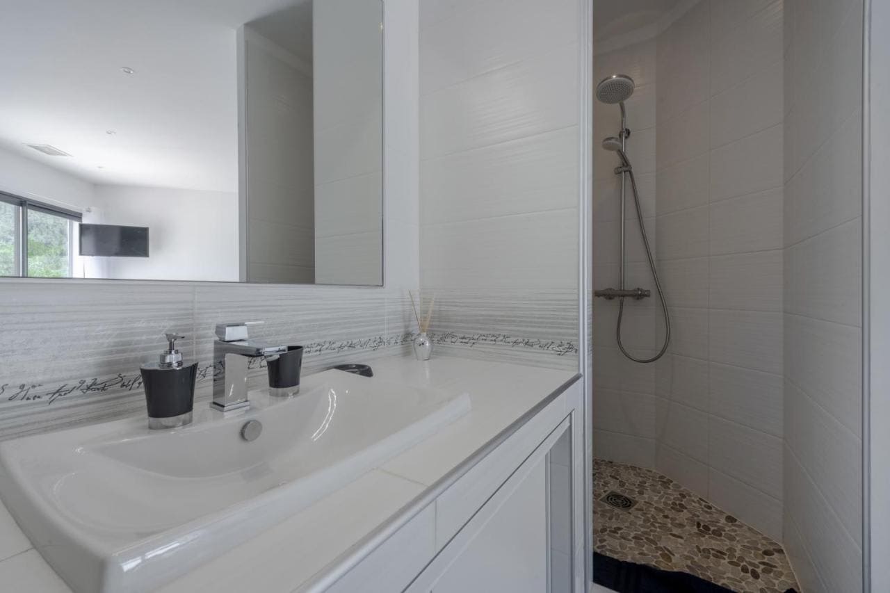 Villa with heated swimming pool, spa, gym and cinema