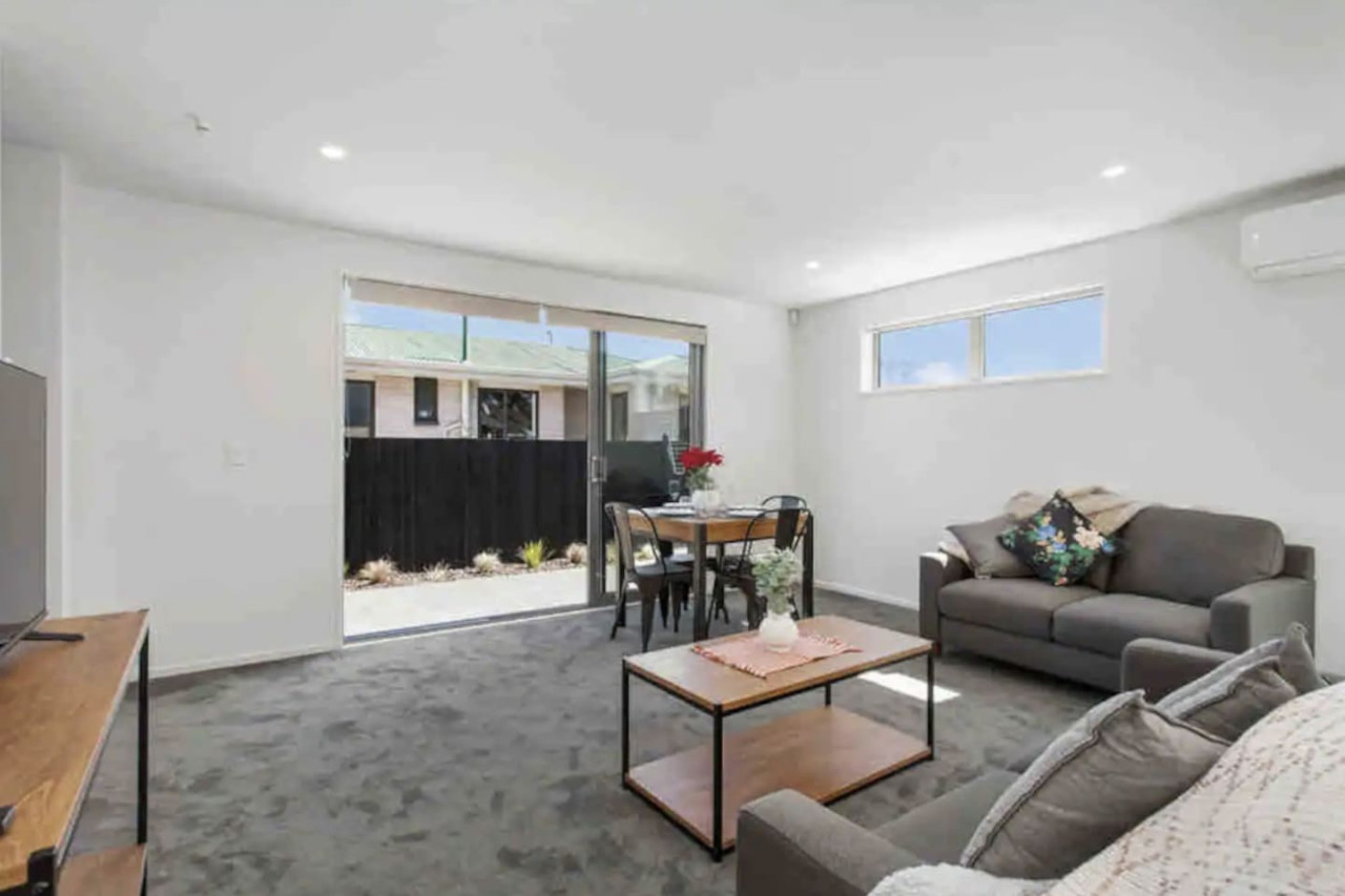 Property Image 1 - Stylish & Cozy Townhouse in CHCH