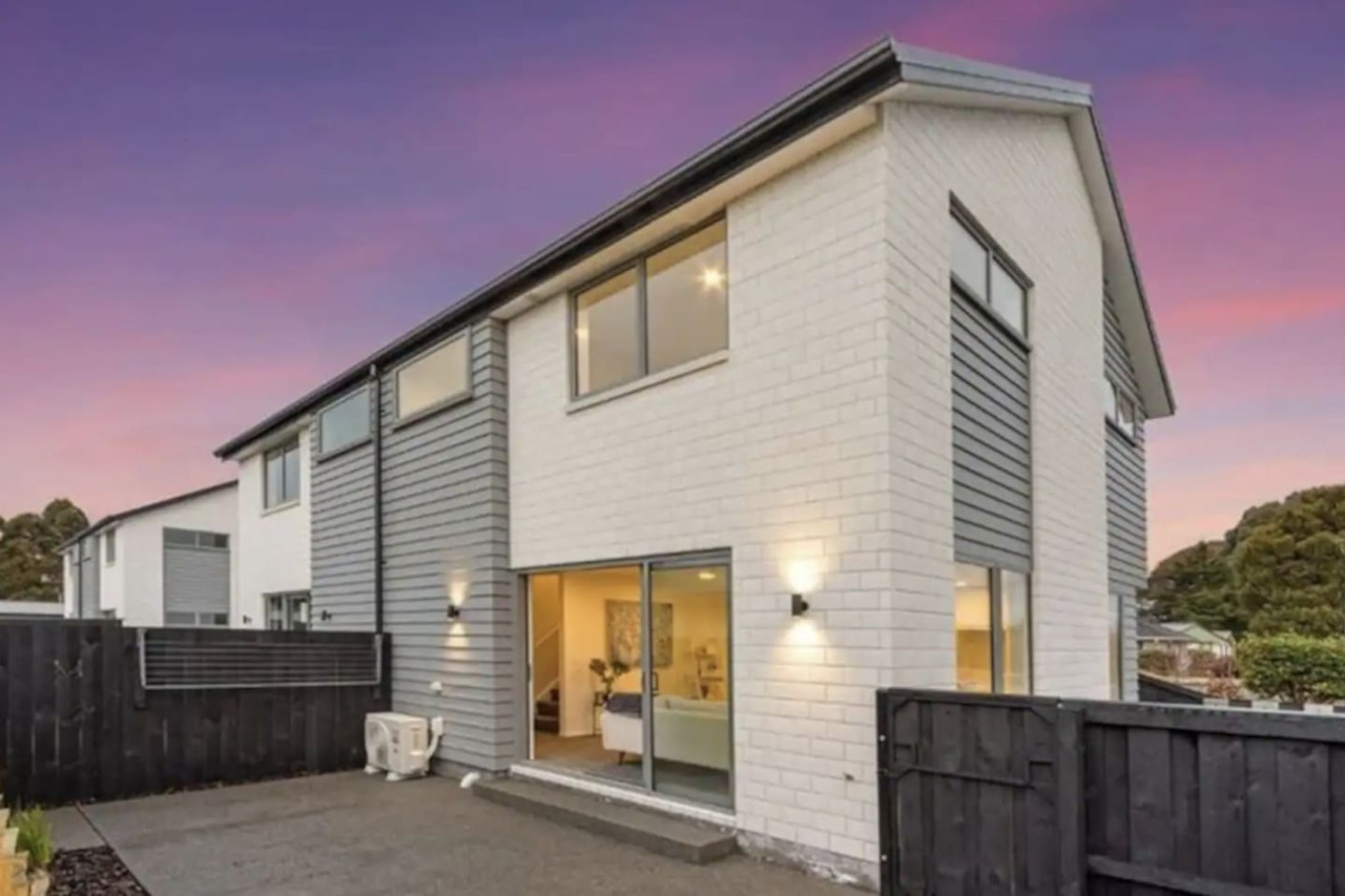 Property Image 2 - Stylish & Cozy Townhouse in CHCH