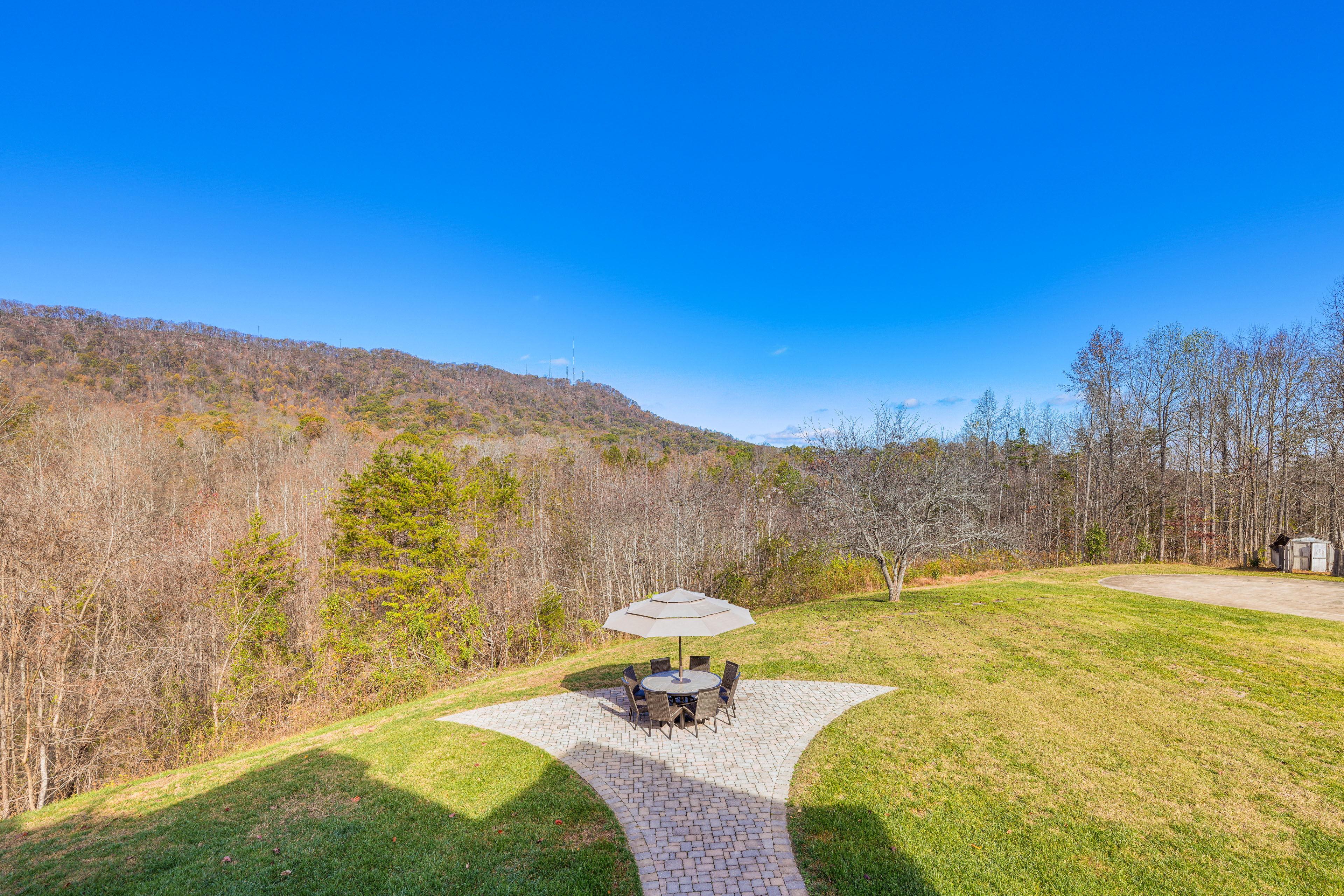 On-Site Hiking: Expansive Retreat in Kingsport!