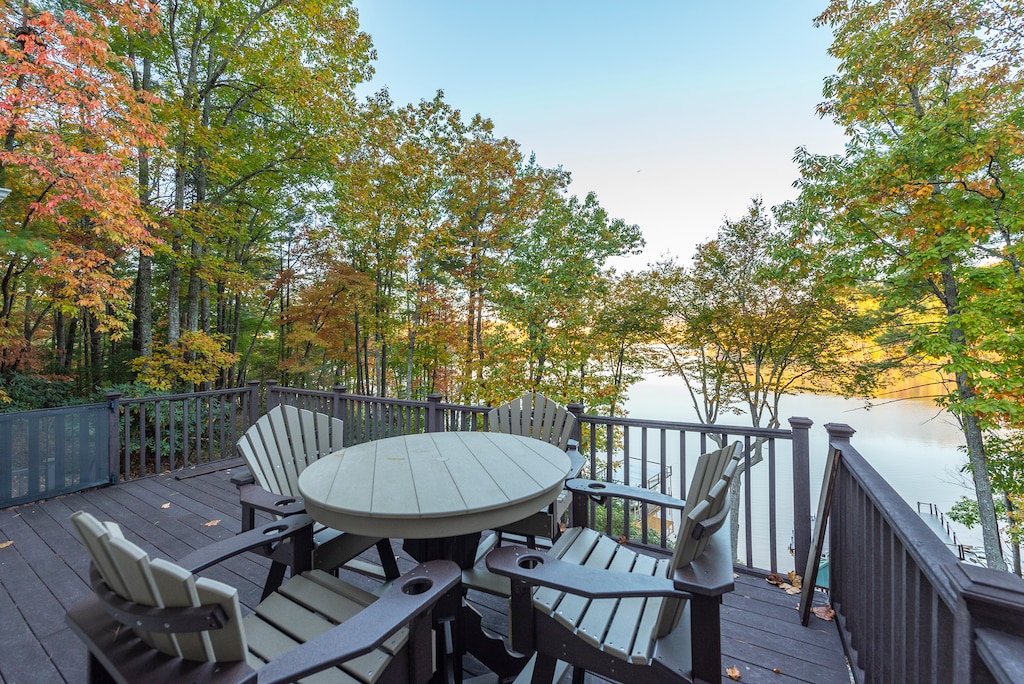 Main floor deck with outdoor dining for 4