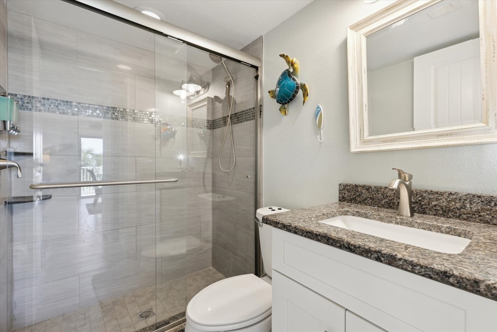 Bathroom w/ shower and mirror