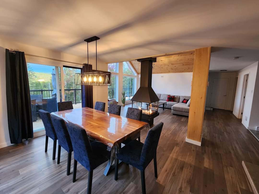 Table à manger qui peut accueillir 8 personnes 