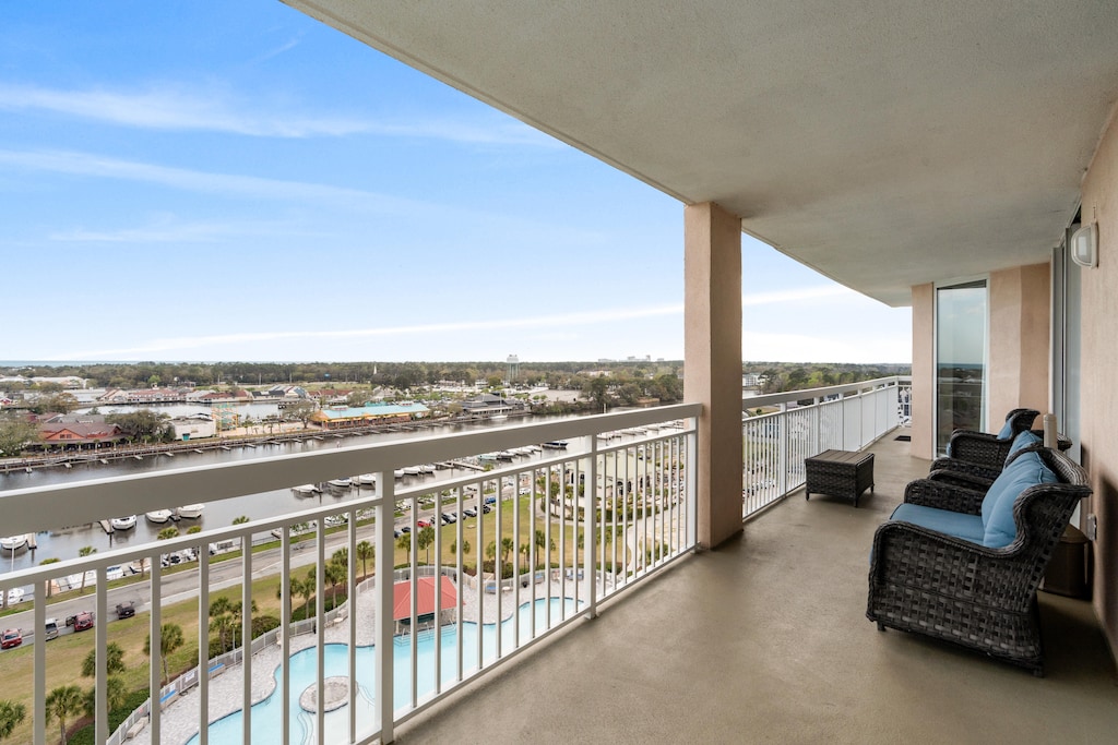 Spacious Balcony Overlooking The Marina