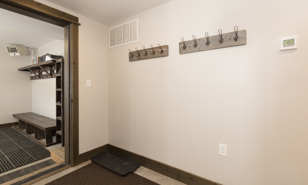 6 Claim Jumper mud room2