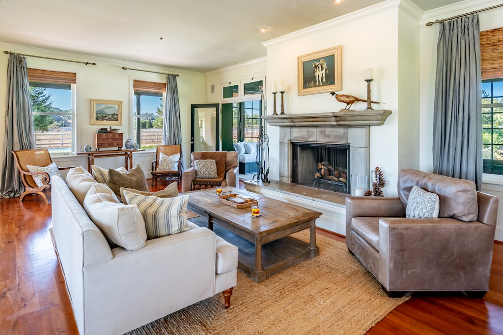 Living Room with fireplace