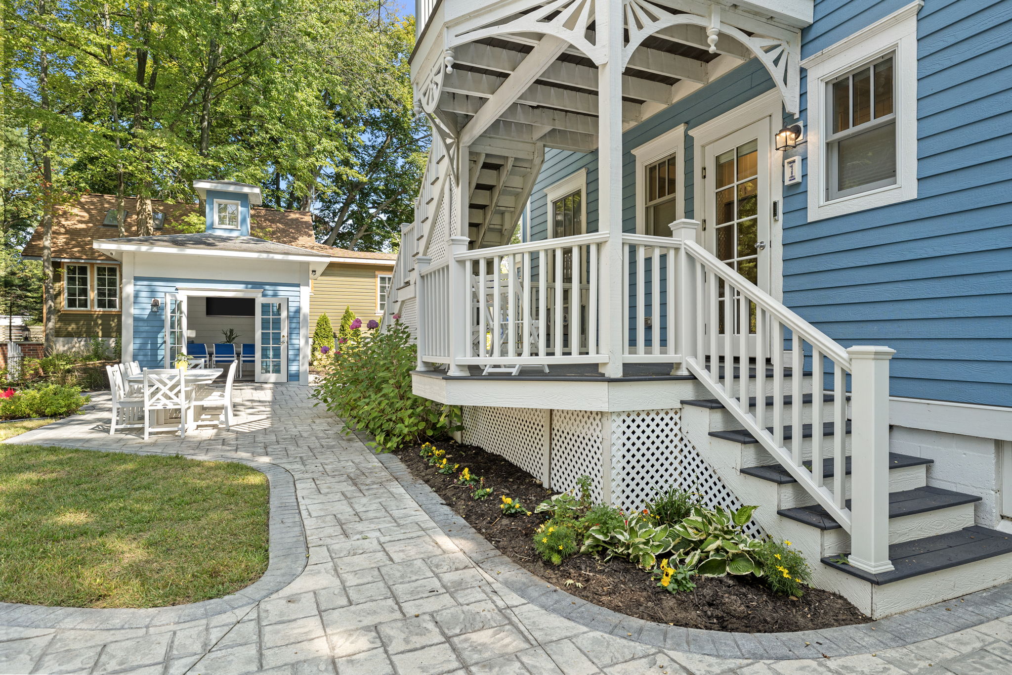 This house didn’t just come to slay—it brought the porch game to a whole new level!