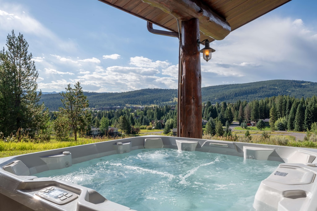 Red Feather Lodge - Hot Tub 1