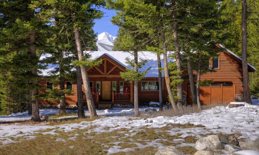 Sleeping Bear Lodge, Exterior