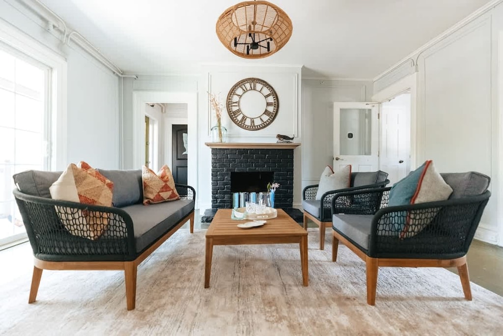 The Breakhouse is a newly renovated Inn, now designed for hosting larger groups coming to town for a wedding, an event or just to explore beautiful Newport. The Inn features 6 bedrooms, all with private bathrooms