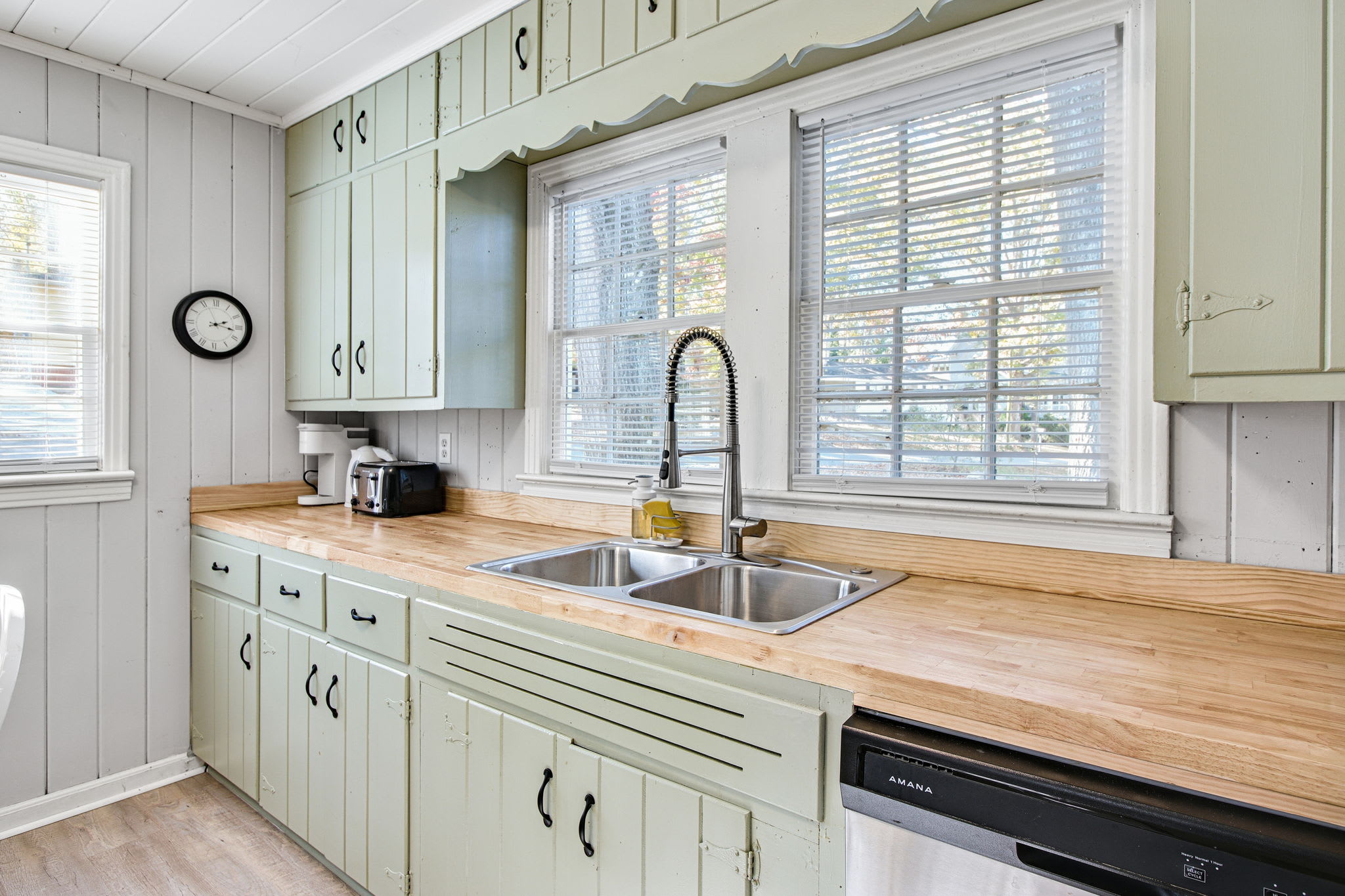 A nostalgic American-style kitchen, fully equipped for delightful dining experiences.