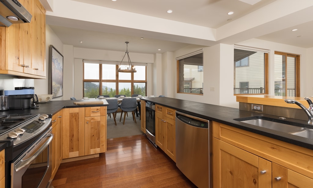 137 Beaverhead 301 kitchen4