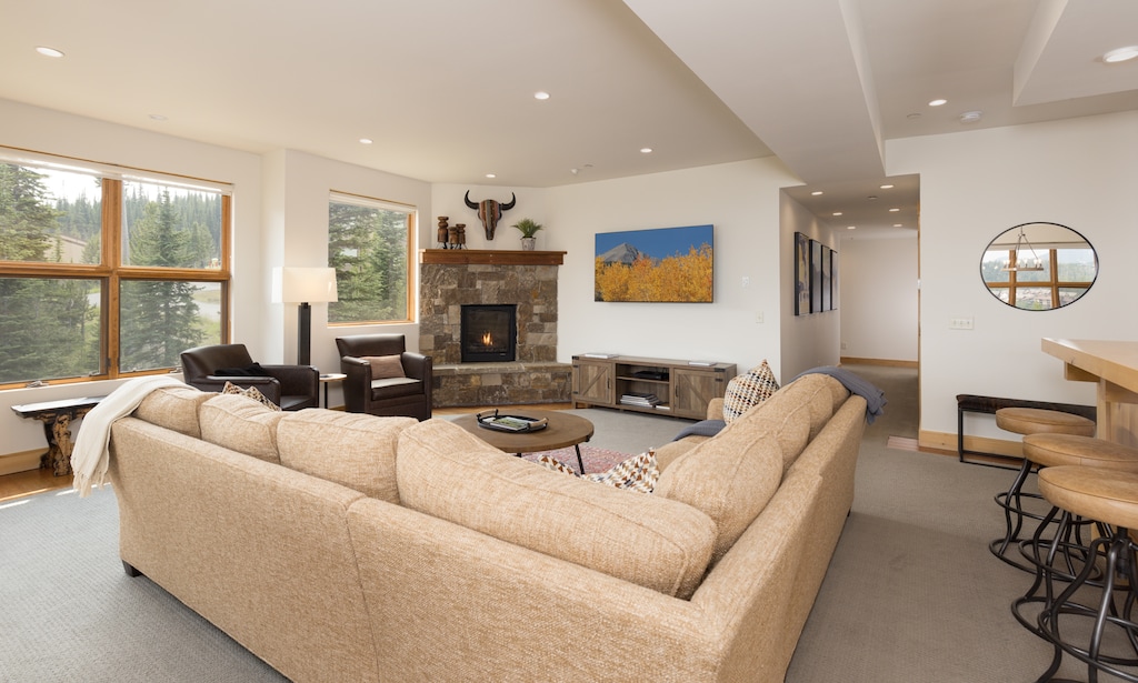 137 Beaverhead 301 living2