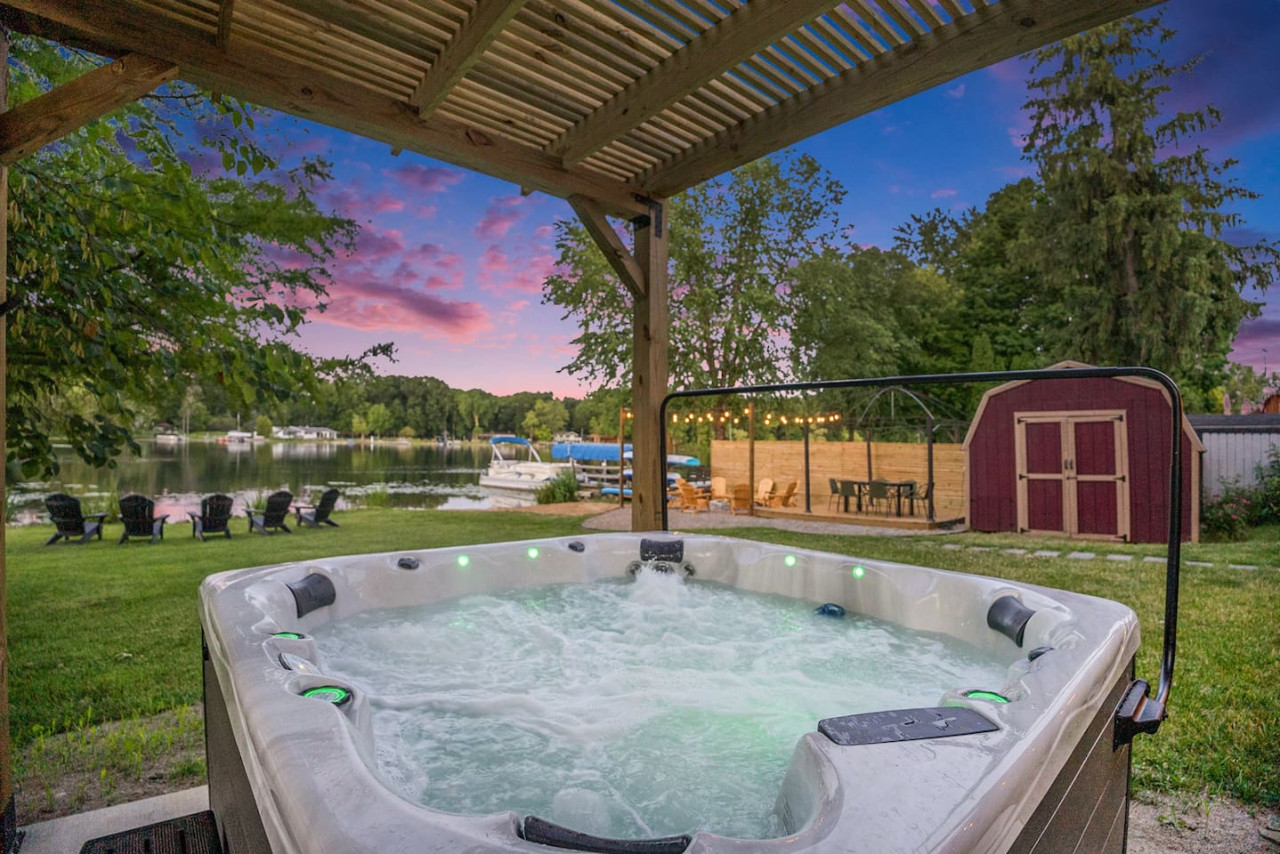 Property Image 1 - Lakefront, Hot Tub, Game Room Sapphire Shores