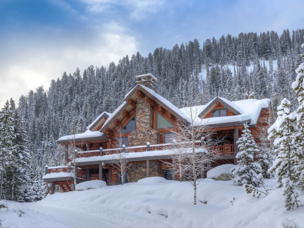 MV Souvenirs Lodge, Exterior