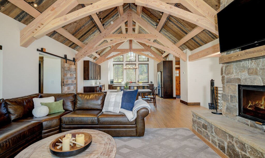 Spotted Eagle Lodge, Living, 1